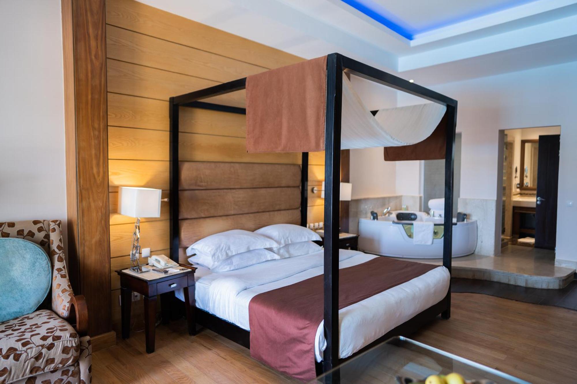 Hotel Royal Savoy Sharm El Sheikh (Adults Only) Exterior foto A suite at the hotel