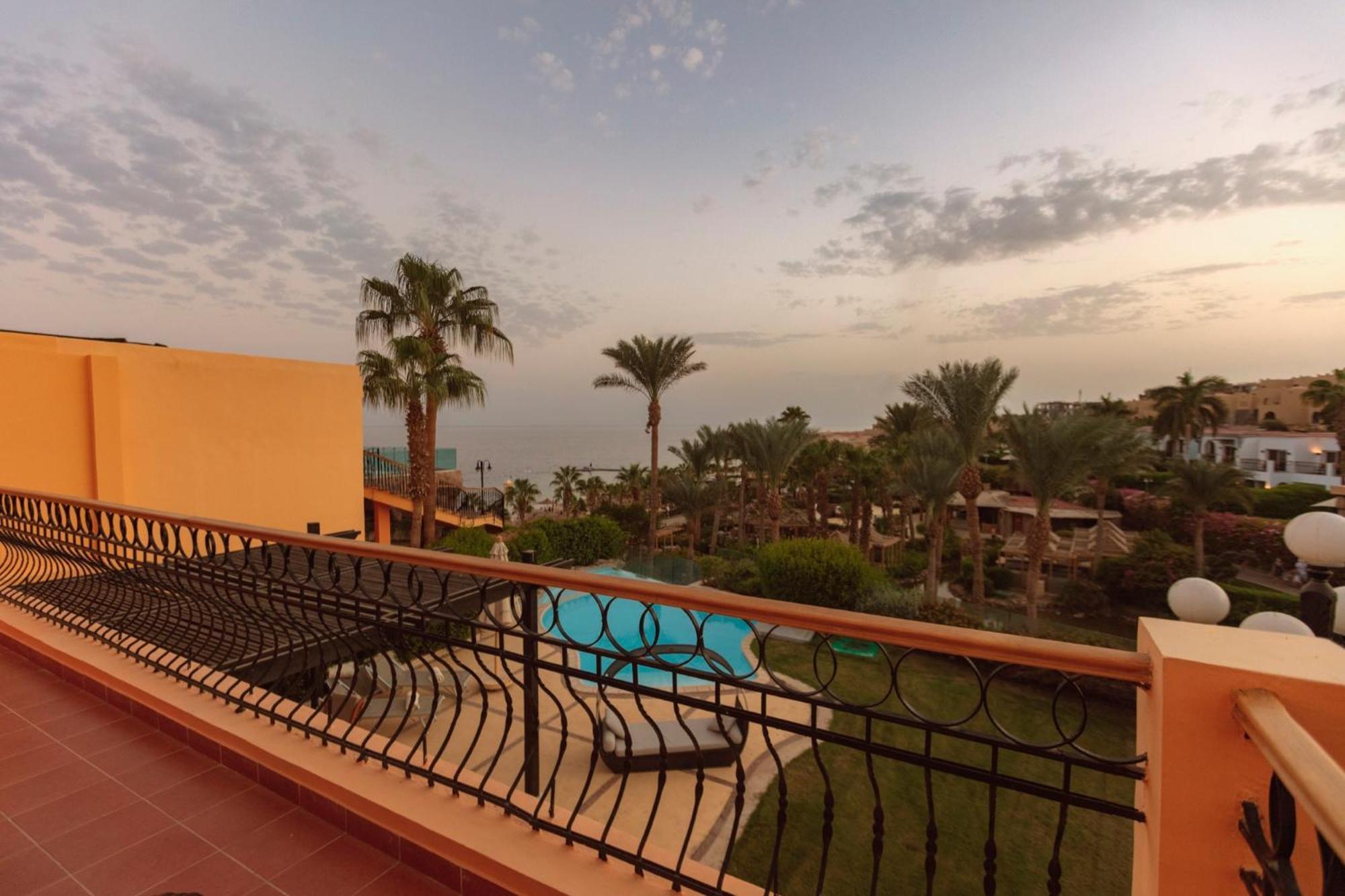 Hotel Royal Savoy Sharm El Sheikh (Adults Only) Exterior foto View of the Red Sea from a balcony in a hotel in Sharm El Sheikh